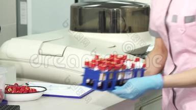 一位科学家在做血液样本时做笔记时被打了弯